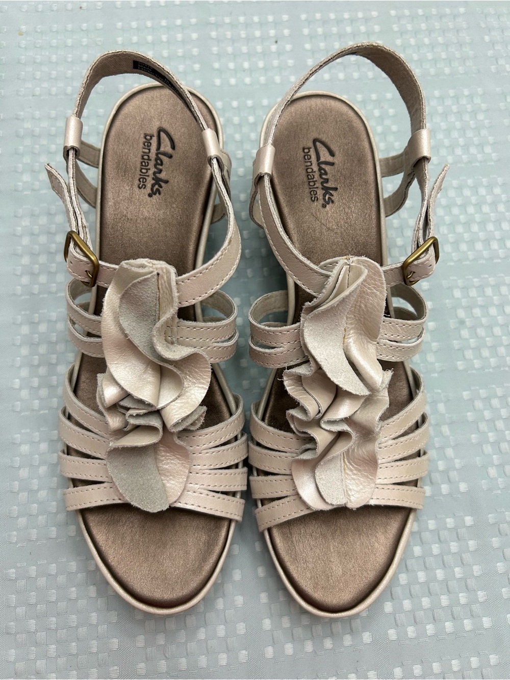 Clarks Women's Pearlescent Off-White Floral Ruffle Slingback Sandals 10 N